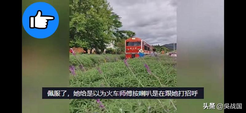 两女子不顾鸣笛铁轨旁拍照逼停火车